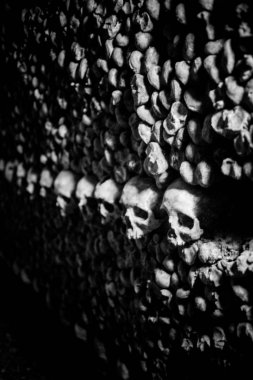Paris Catacombs'ta kafatasları ve kemikler, Fransa.