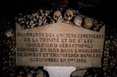 Paris Catacombs'ta kafatasları ve kemikler, Fransa.