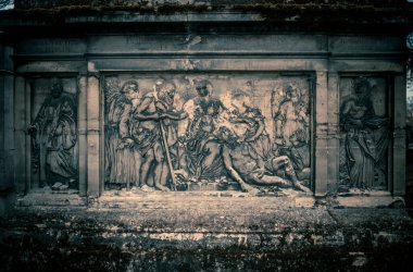 Paris, Fransa - 18 Kasım 2019: Pere Lachaise mezarlığında mezarlar ve mahzenler