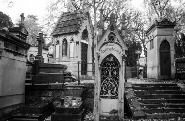 フランス 2019年11月18日 ラカイゼ墓地の墓と暗号 — ストック写真
