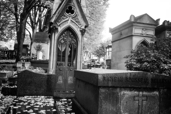 フランス 2019年11月18日 ラカイゼ墓地の墓と暗号 — ストック写真
