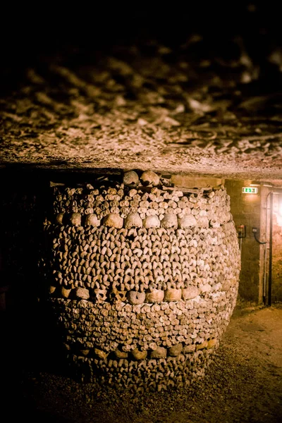 Paris Catacombs'ta kafatasları ve kemikler, Fransa.