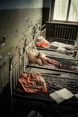 Prypiat Çernobil 'de terk edilmiş anaokulu Yasak Bölge Oyuncakları, Bebekler ve Kitaplar