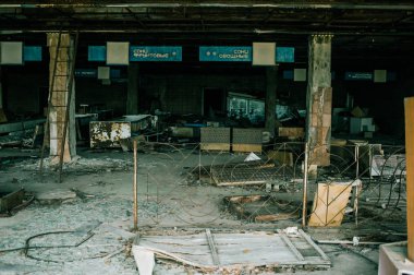 Terk edilmiş bakkal ve Çernobil Yasaklama Bölgesi Pripyat 'ta çöp eşyaları bırakmış.