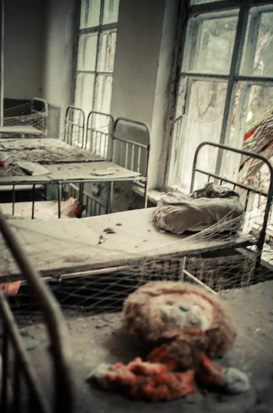 Prypiat Çernobil Terk Edilmiş Anaokulu Yasak Bölge Oyuncakları Bebekler Kitaplar — Stok fotoğraf
