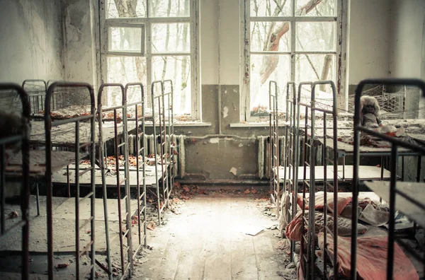 Prypiat Çernobil Terk Edilmiş Anaokulu Yasak Bölge Oyuncakları Bebekler Kitaplar — Stok fotoğraf