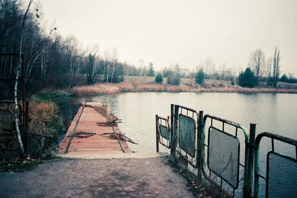 Posto Ormeggio Abbandonato Vicino Fiume Autunno Nella Zona Esclusione Chernobyl — Foto Stock