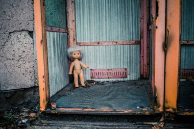Çernobil 'deki telefon kulübesinde terk edilmiş eski Sovyet bebeği.