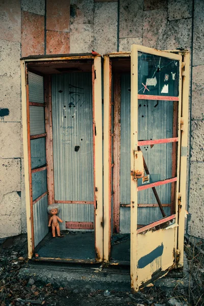 Velha Boneca Soviética Abandonada Cabine Telefónica Chernobyl — Fotografia de Stock