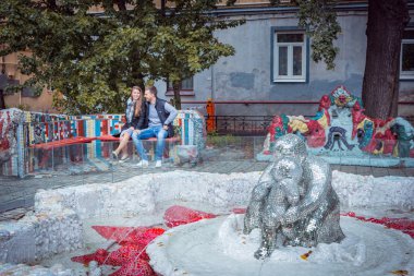 moda güzel genç ve güzel hipster kadının yakışıklı bir adam ile her diğer, bankta oturan bakmak ve konuşmak