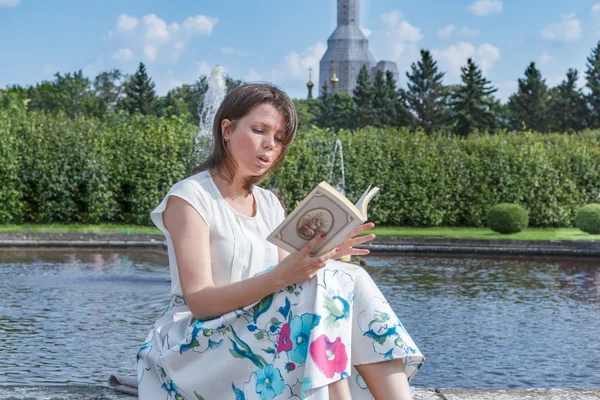 Moda di bella bella giovane donna hipster è seduto e la lettura di un libro in camicetta gonna lunga — Foto Stock
