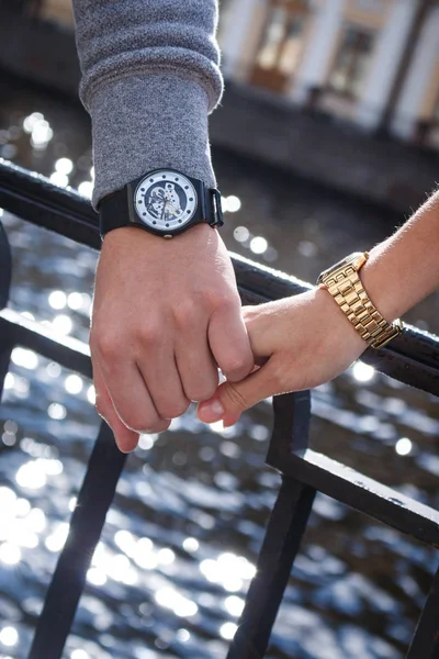 Donne e uomini orologi. mans mano che tiene una femmina. — Foto Stock