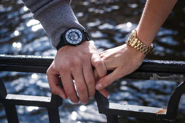 Kobiety i mężczyźni zegarki. mans ręka trzymając samicę. — Zdjęcie stockowe