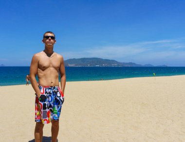 seksi adam sahilde poz