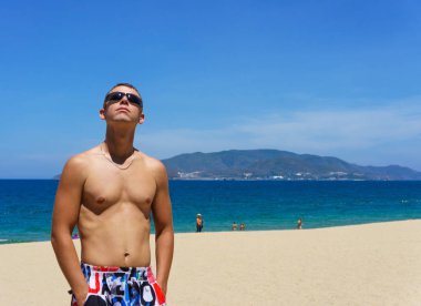 seksi adam sahilde poz