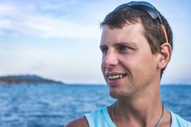 Rıhtımlar üzerinde genç adam