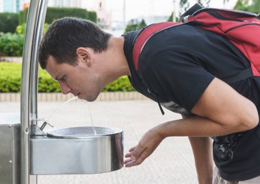 Adam içki su çeşme sokak