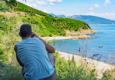 arka kapağı transparan, Erkek fotoğrafçı görünümünden bir vahşi deniz kıyısı alır