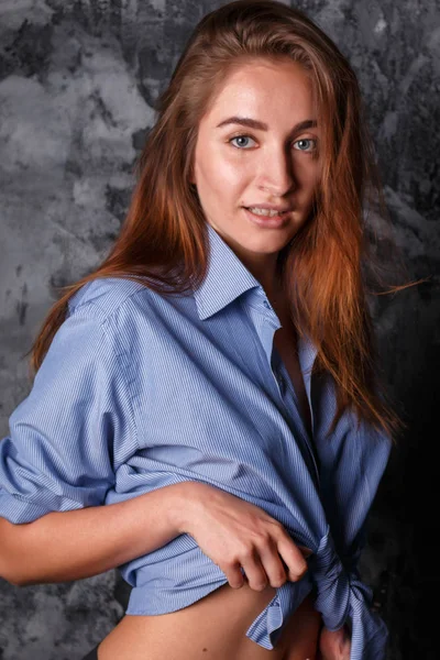 Fiatal szexi lány egy férfi ing — Stock Fotó