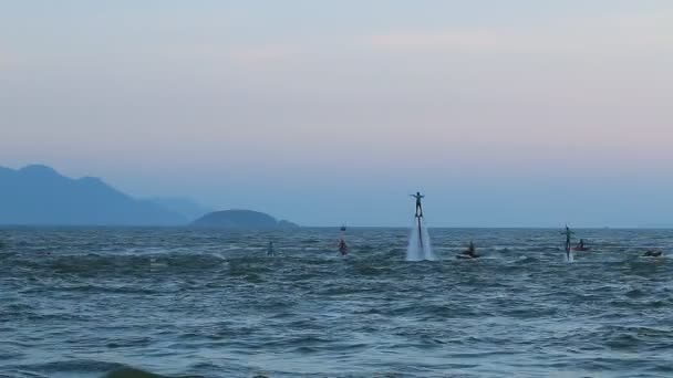 Silhouette di un pilota di fly board, Tre persone, spettacolo, coppa del mondo, prestazioni sincrone — Video Stock