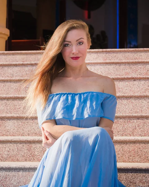 예쁜 여 자가 신부 젊은 귀여운 섹시 한 여자 긴 파란색 드레스에 계단의 계단에 앉아 있다. 그들을에 기차 거짓말 — 스톡 사진