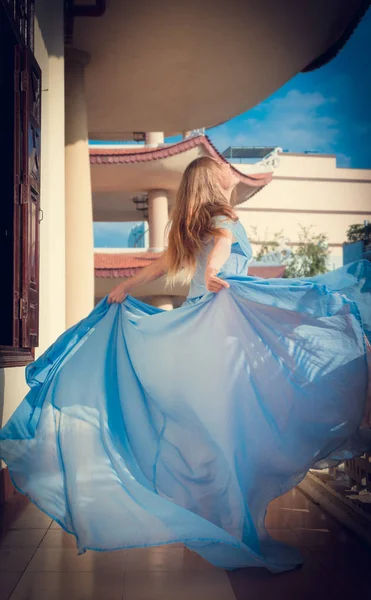 예쁜 여 자가 신부 젊은 귀여운 섹시 한 여자 긴 파란색 드레스에 계단의 단계에 머물 — 스톡 사진