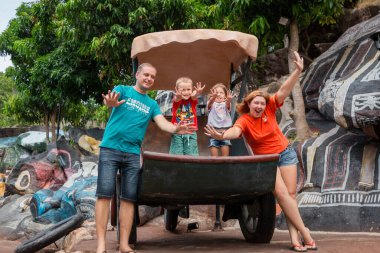 Mutlu aile baba, anne ve iki çocuk, parkta bir kız ve bir erkek çocuk