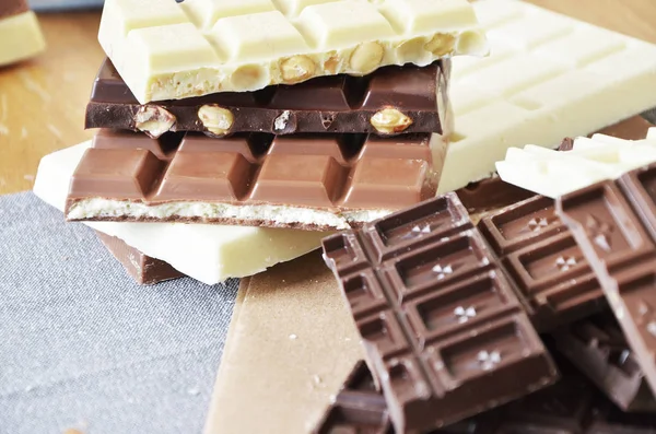 Diferentes tipos de chocolate con nueces y galletas — Foto de Stock