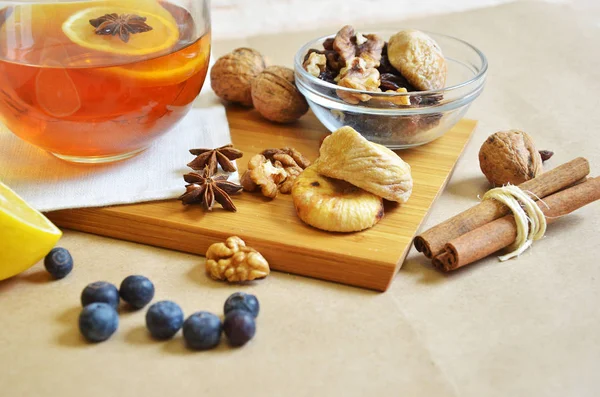 Чай с орехами, сухофруктами и джемом — стоковое фото