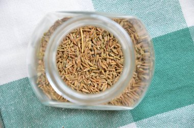 Yemek pişirmek için baharatlar ve baharatlar.