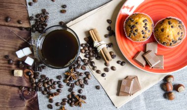 Kahve çikolata ve kruvasan ile