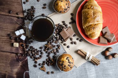 Kahve çikolata ve kruvasan ile