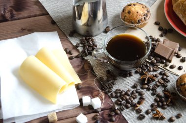 Kahve çikolata ve kruvasan ile