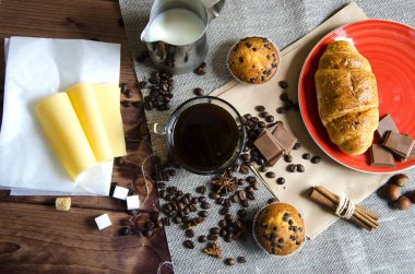 Kahve çikolata ve kruvasan ile