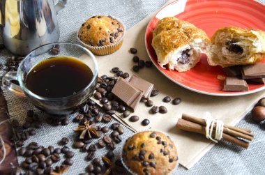 Kahve çikolata ve kruvasan ile