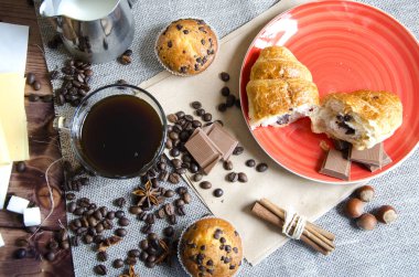 Kahve çikolata ve kruvasan ile