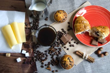 Kahve çikolata ve kruvasan ile