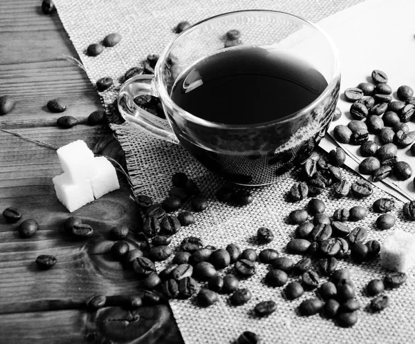 Xícara de café com chocolate e croissant — Fotografia de Stock