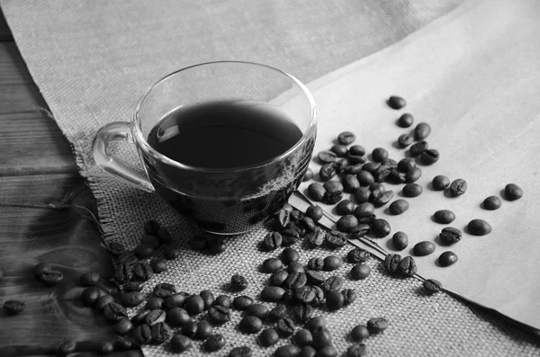 Tasse Kaffee mit Schokolade und Croissant — Stockfoto