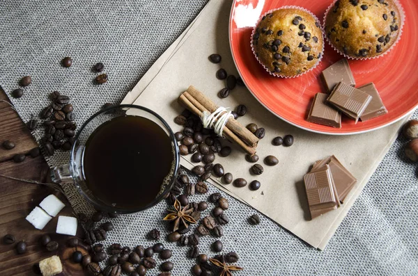 Taza de café con chocolate y croissant — Foto de Stock