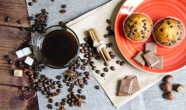 Kahve çikolata ve kruvasan ile