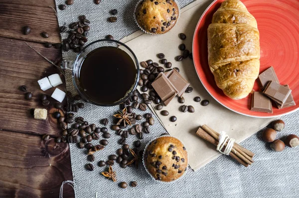 Kahve çikolata ve kruvasan ile