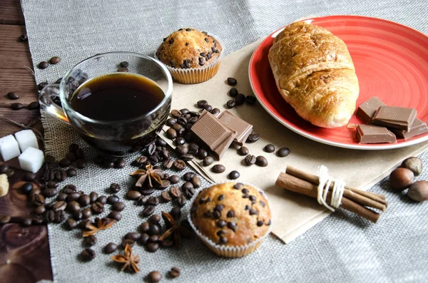 Kahve çikolata ve kruvasan ile