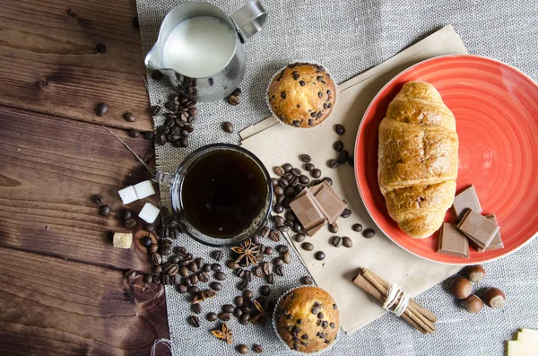 Taza de café con chocolate y croissant — Foto de Stock