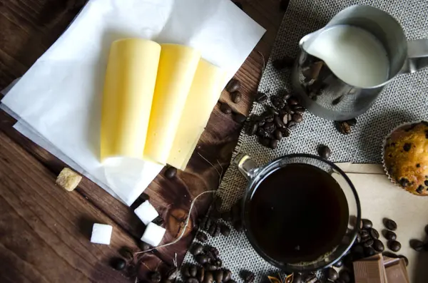Taza de café con chocolate y croissant — Foto de Stock