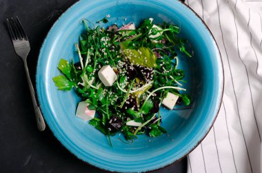 Fındıklı pancar salatası, soğan, pancar yaprağı ve krem peynir.