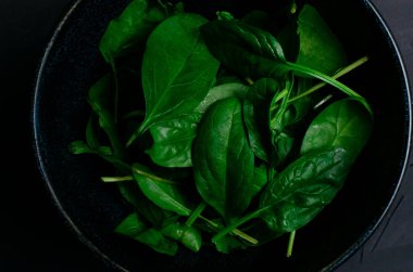 Fındıklı pancar salatası, soğan, pancar yaprağı ve krem peynir.