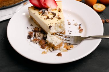 Taze çilekli cheesecake Seçici Odaklanma, Pastanın ön ucuna odaklan