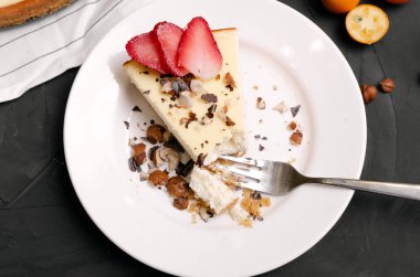 Taze çilekli cheesecake Seçici Odaklanma, Pastanın ön ucuna odaklan