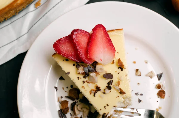 Taze çilekli cheesecake Seçici Odaklanma, Pastanın ön ucuna odaklan